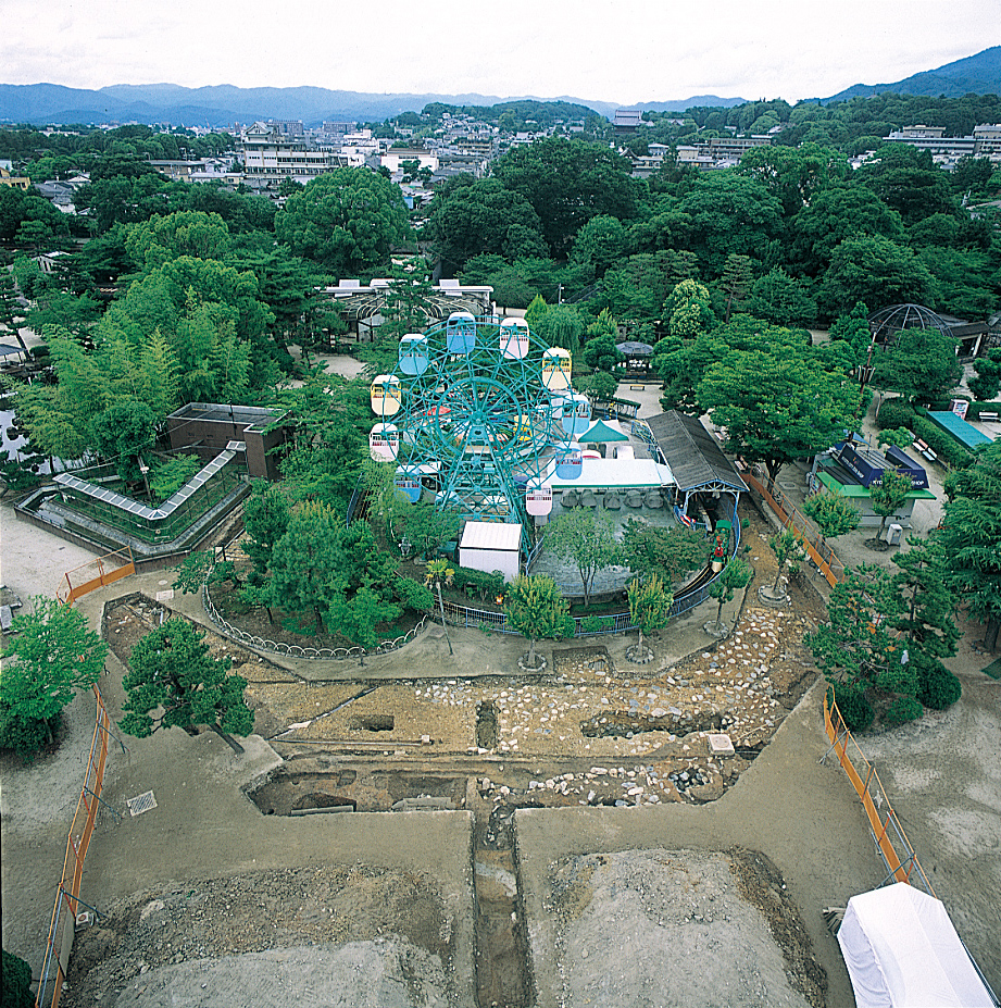 八角九重塔を知るキーワード 高さ約 81メートル 八角九重という前例のない形状の塔の建造は まだ二十代の若い白河天皇にとって威信をかけた事業であり 当時の最高の土木 建築技術を結集して建築されました 10 年に 京都市動物園内の発掘調査 八角九重塔を知るキーワード 高さ約 81メートル 八角九重という前例のない形状の塔の建造は まだ二十代の若い白河天皇にとって威信をかけた事業であり 当時の最高の土木 建築技術を結集して建築されました 10 年に 京都市動物園内の発掘調査